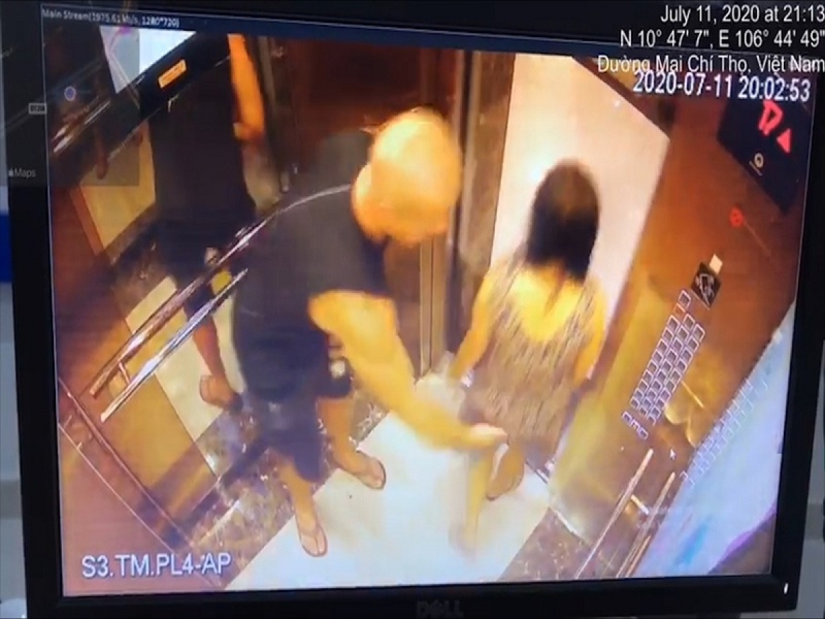 Foreign man caught on elevator camera sexually harassing vietnamese woman
